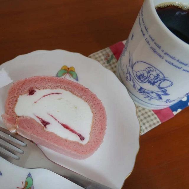 LAWSONもち食感ロールいちご＆ミルク#推せるコンビニスイーツ
