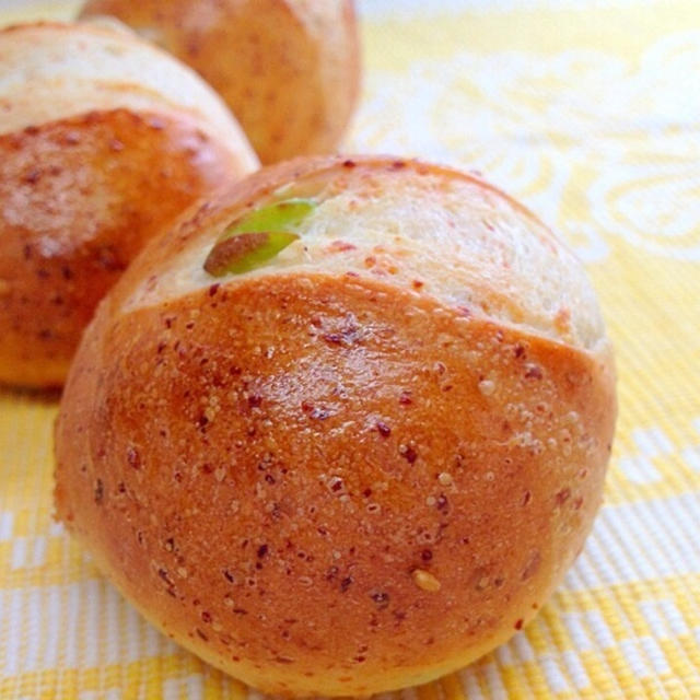 オーブン&フライパンでパン作り☆枝豆を使った白ごまとチーズパン試作完成