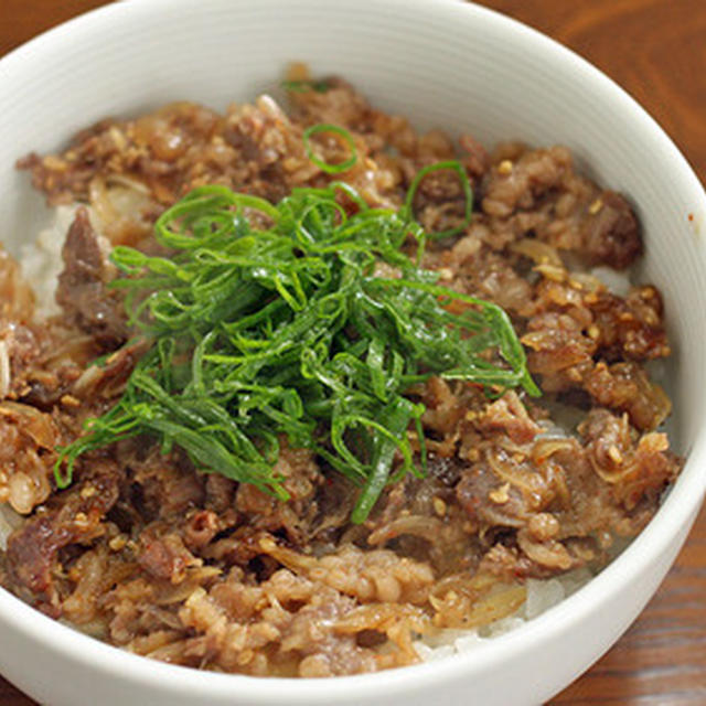 珍しく汁気の少ない丼物「中華風牛スタミナ丼」