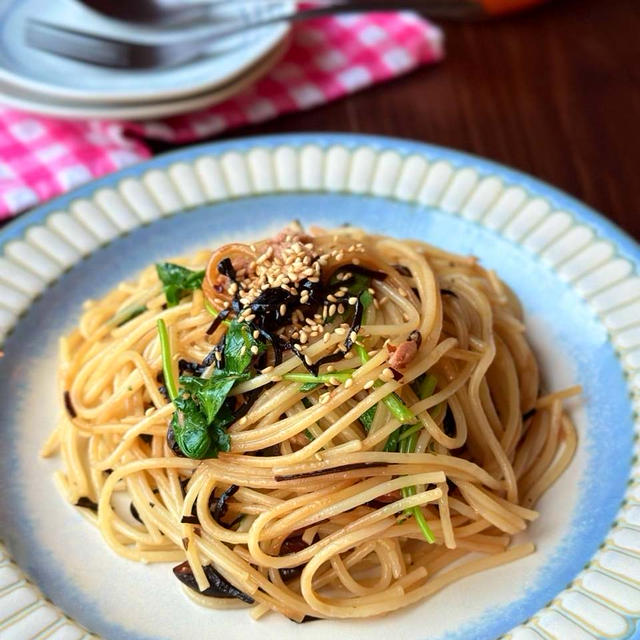 完成まで10分☆三つ葉と塩昆布のガーリックパスタ