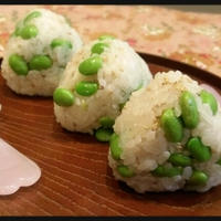 こっくり、ゴマ枝豆のおむすび