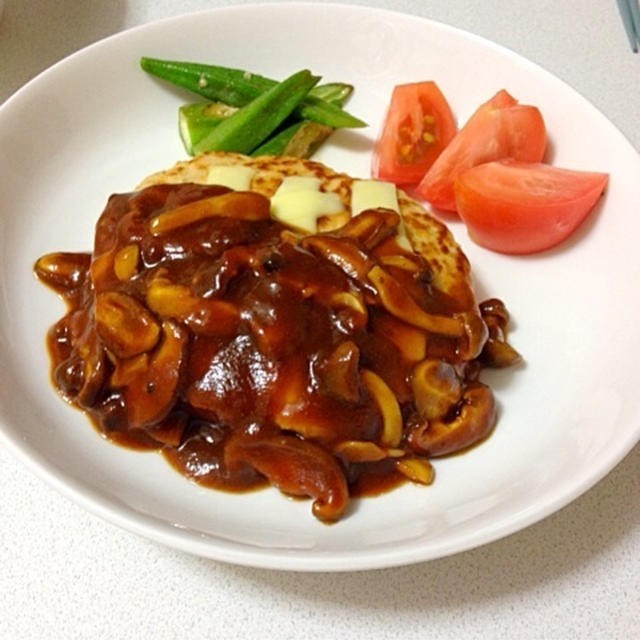 鶏ひき肉でハンバーグ、キノコソースがけ✨