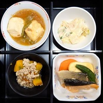 鮭の塩焼き、カボチャのそぼろあんかけ他の弁当