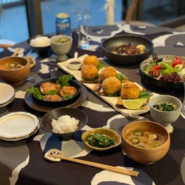 豆のコロッケと、夏野菜と野崎のコーンビーフ（旧パッケージの巻き取るやつ）のくったり煮とかの夜ごはん　なぜかわか坊がソワソワしてた♪