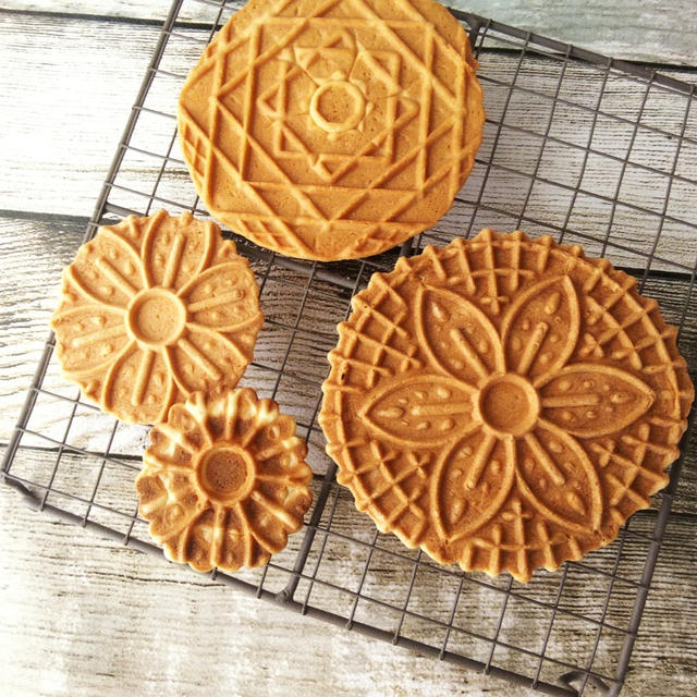 ゴーフレットメーカーで焼いたメープルクッキー／みりんクッキー