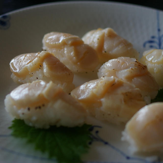 炙り帆立貝柱の握りと『夕食、簡単なものでいいよ』について