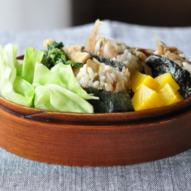 黒枝豆ごはんときんぴらごぼうのおにぎり弁当。