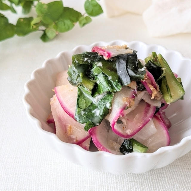 【美肌レシピ】シャキシャキ食感♪『赤カブとわかめの塩麹和え』