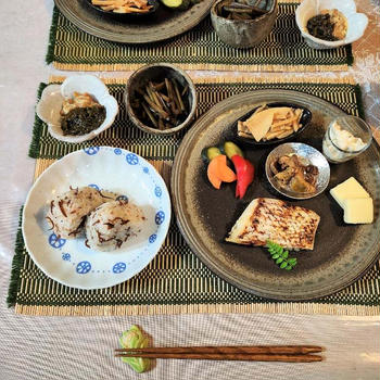 酒の肴を並べた食卓