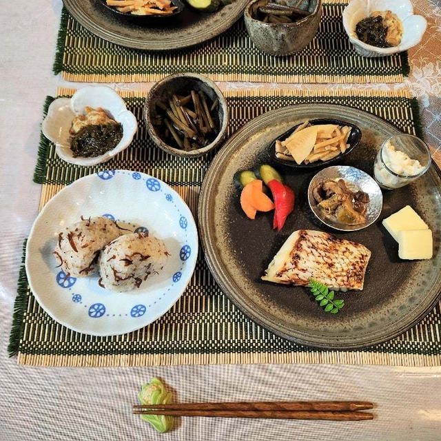酒の肴を並べた食卓