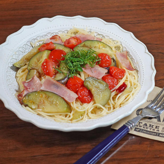 旨みじんわり！夏野菜とベーコンのペペロンチーノ