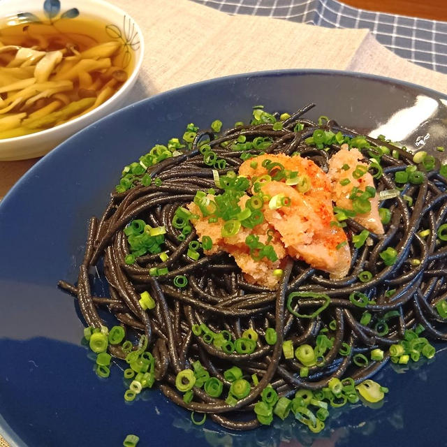 インパクトも味も最高！明太子とイカスミスパゲッティ