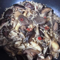 きのこのあらびきガーリック醤油炒め