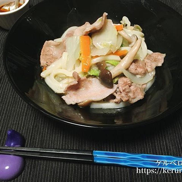 【レシピあり・ズボラ飯】フライパン一つで作る白菜と豚肉の蒸し焼きうどん