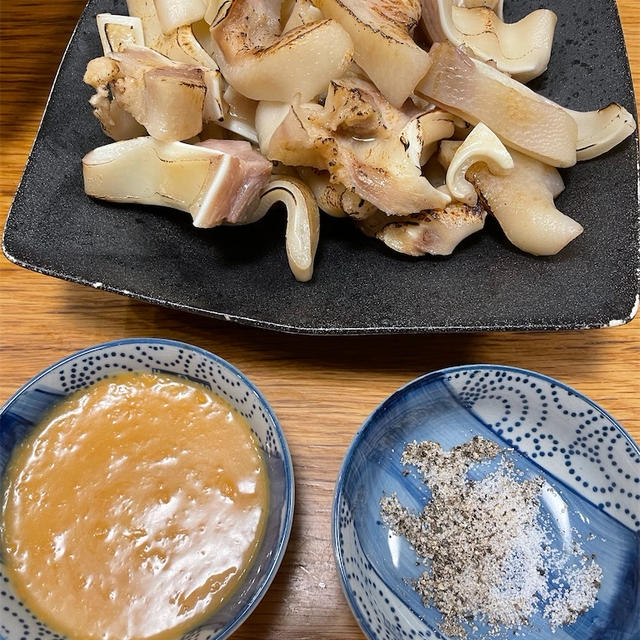 豚耳の炙り　辛子酢味噌と塩胡椒