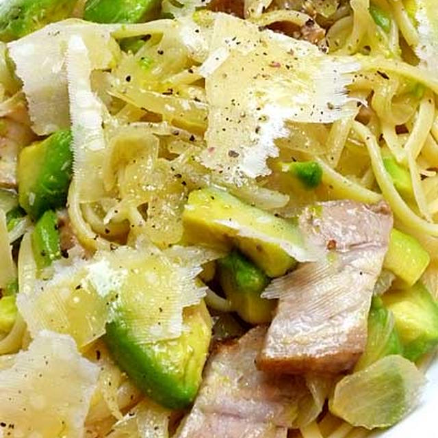 アボカドとチャーシュー、塩レモンのパスタ
