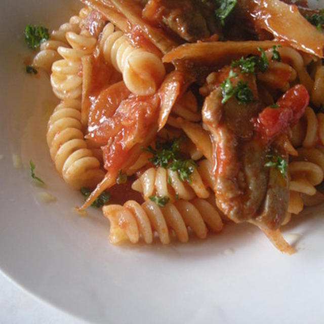 Fusilli al pomodoro con Gobȏ novello 新ゴボウと鶏肉のフジッリ