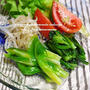 ＜簡単あっさりがうんまい♪春の野菜のサラダ（女池菜・うるい・他）＞　　と上善如水。