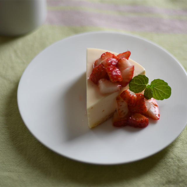 レアチーズケーキ　いちごソース