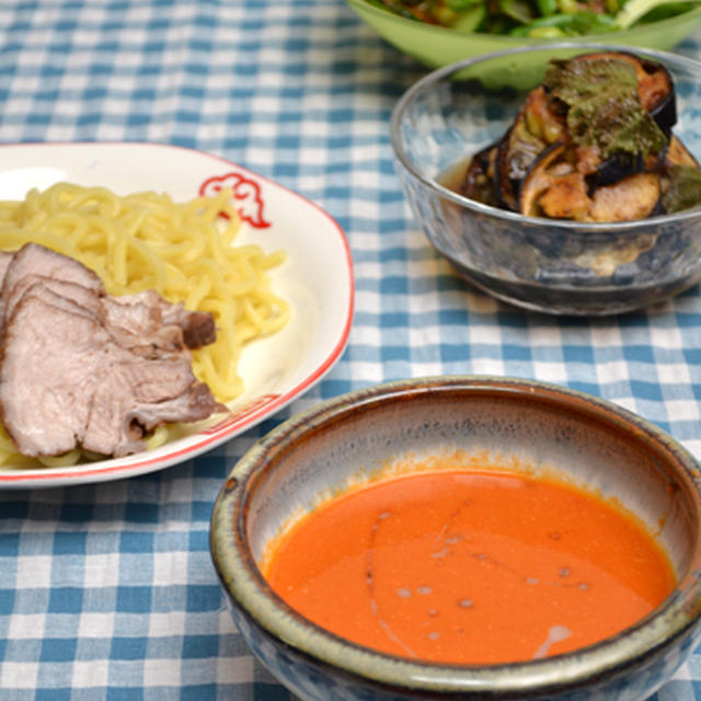 蒸し焼き豚と完熟トマトごまだれつけ麺、なすの万能らっきょう酢漬けの晩ご飯。