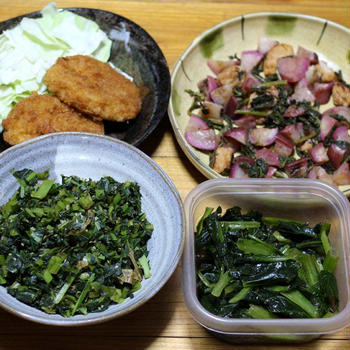 自家栽培コマツナと鰹節の炒めもの、コマツナの漬けものほか。