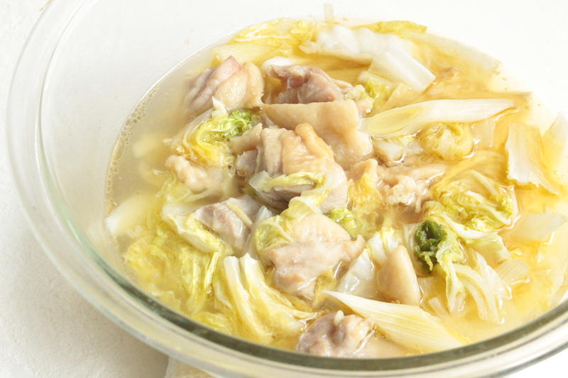 鶏ねぎ白菜のうま塩スープのレンジで簡単作り方。糖質ひかえめで体が温まるレシピ。