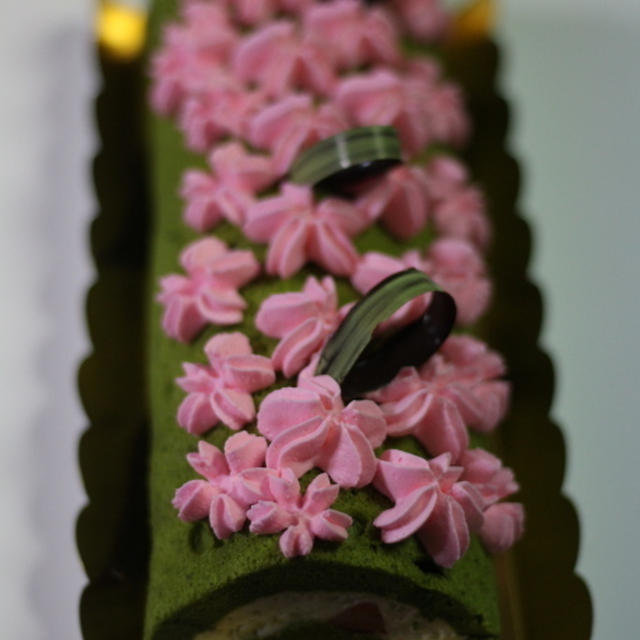 桜餡の抹茶ロール