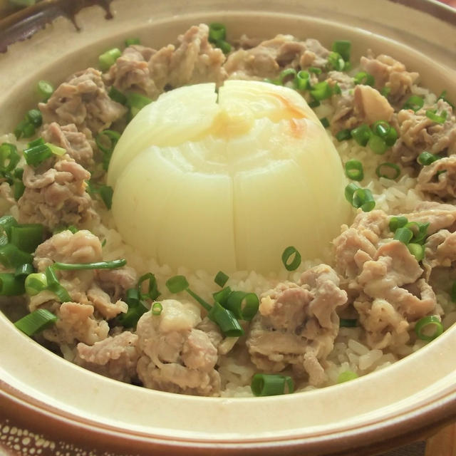 【インパクト大！】まるごと新玉ねぎとにんにくしょうが味噌豚の炊き込みご飯