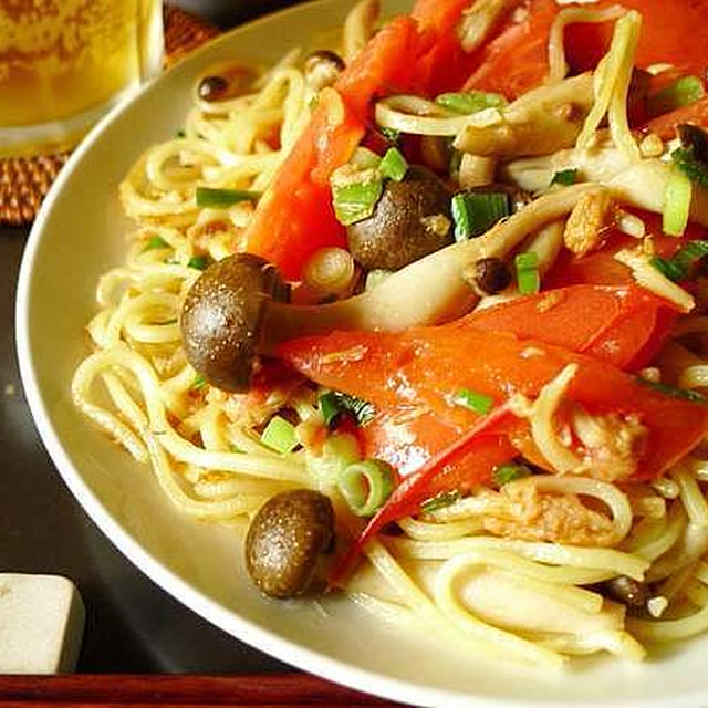 トマトとツナの焼きソバは、さわやかな夏の味である。