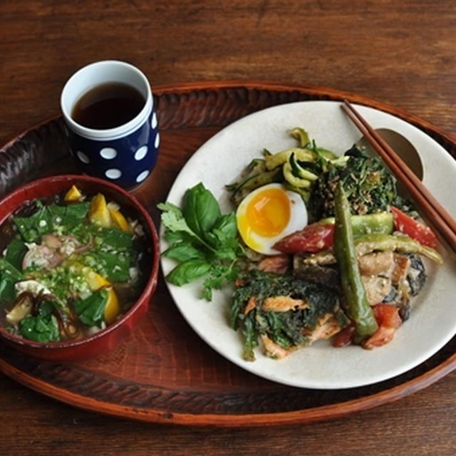一汁四菜ごはん◆ズッキーニともずくの味噌汁、茄子・いんげん・しし唐のしぎ焼き（味噌いため）、おかのりと挽肉炒め、春菊と桜海老のチヂミ、干しきゅうりのナムル