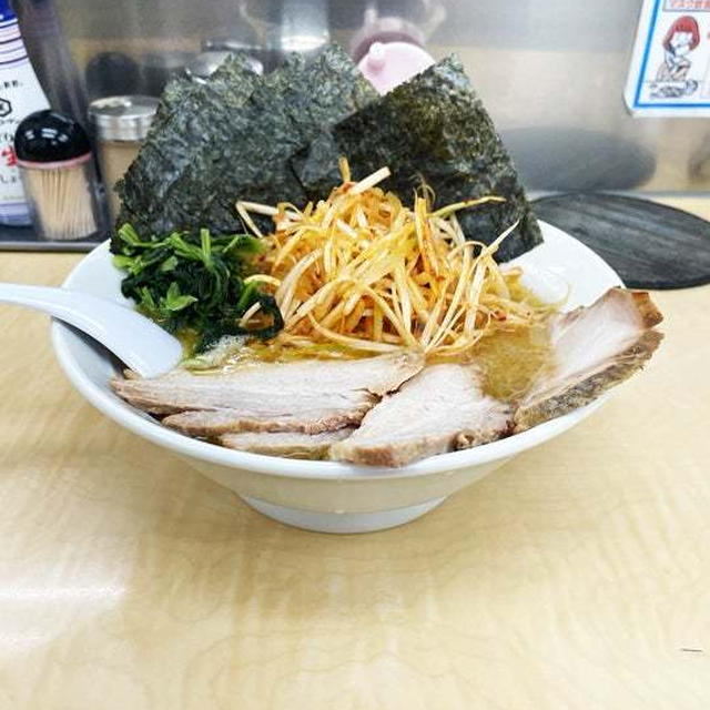 粟国の塩らーめんを太麺・濃いめで啜る 〜トッピング／辛ネギとチャーシューバラ2枚〜