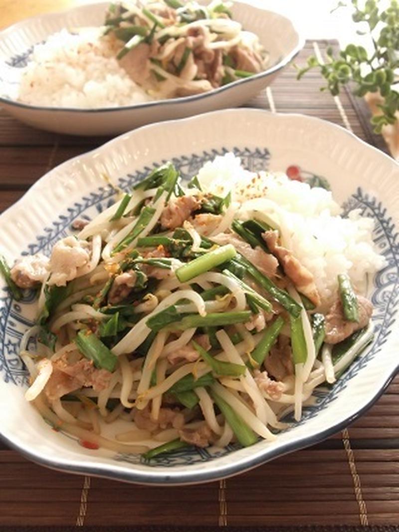 簡単ランチ！！柚子胡椒風味♪豚ニラもやし丼