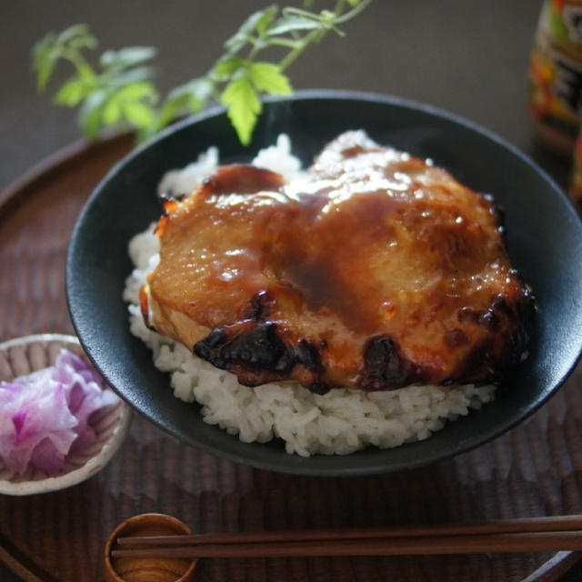 ねりスパイス大活躍！ガリバタジンジャーチキン丼