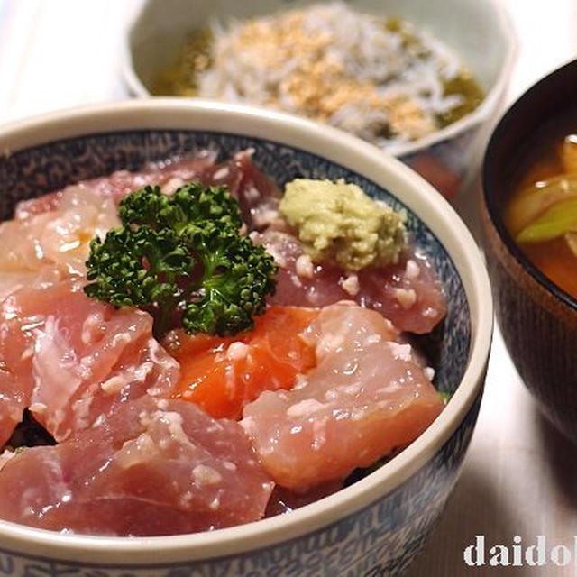 刺身の切り落としで塩糀を使った海鮮丼　