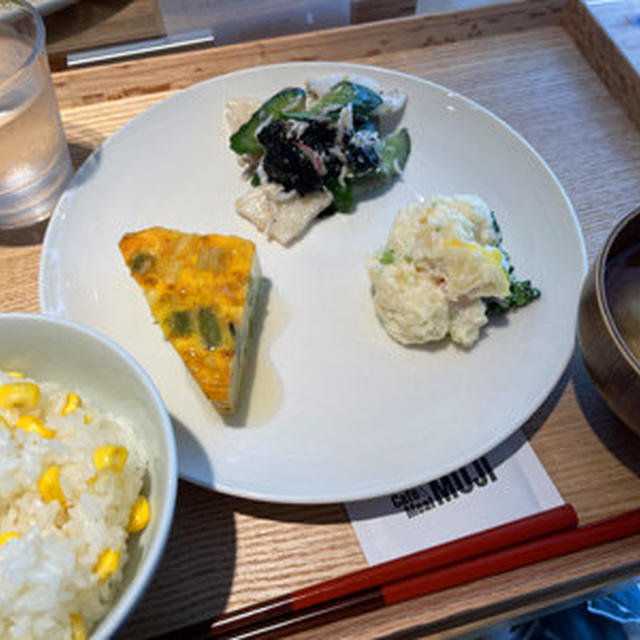 カフェ＆ミール ムジ 渋谷西武／ヘルシーな野菜の総菜でランチ