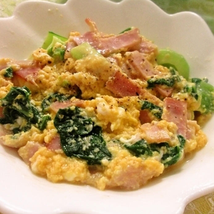 緑とピンクの絶品コンビ♪ チンゲン菜とベーコンのスープレシピ・作り方の画像