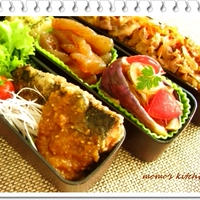 【揚げ鯖の胡麻味噌ソース添え、豚丼、スパイシーチリポテト～本日のお弁当】