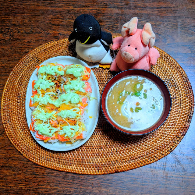 サーモン握り寿司 と 温泉卵とフライドオニオンの味噌汁
