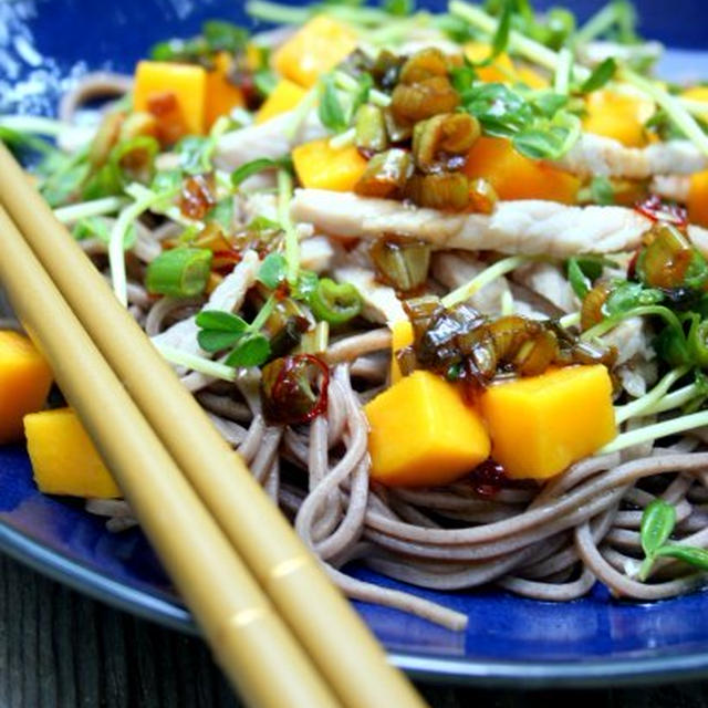 Pork and Mango Soba Salad with Scallion Oil茹で豚とマンゴーの蕎麦サラダ、ねぎオイルがけ