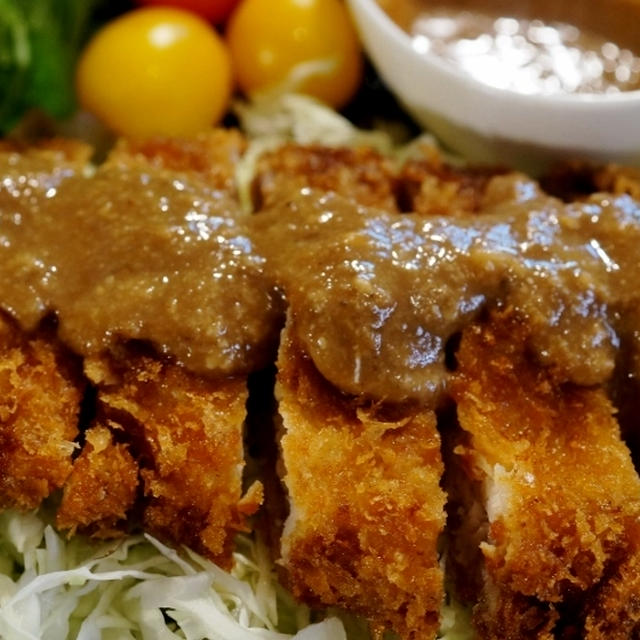 【白ごま胡桃味噌ソースの　トンカツ定食】一人晩ご飯セットです♪