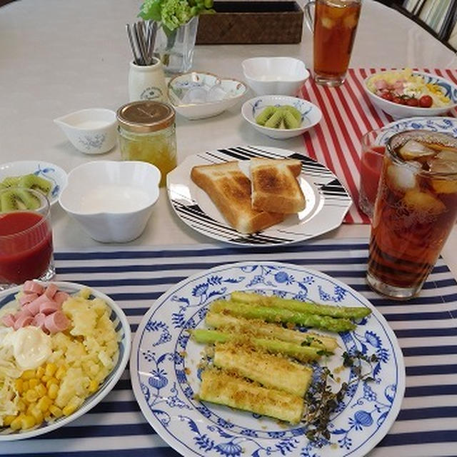 アスパラガスとズッキーニのパン粉焼きとキャベツ入りポテサラ