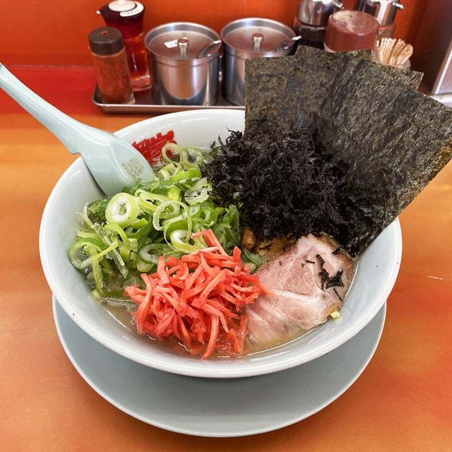 ホタテ塩とんこつラーメンを啜る 〜紅生姜・海苔5枚・黒ばら海苔・アプリクーポン薬味ネギ・山岡家〜