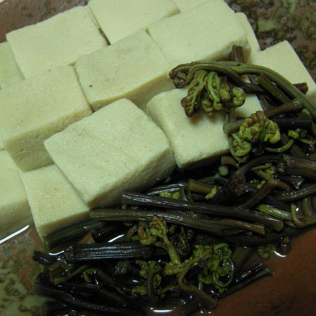 高野豆腐とわらびの煮物