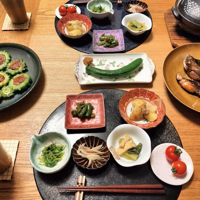 ゴーヤのスパイシー肉詰め、煮汁リメイクきのこごはん、鰤照り焼きと小鉢6品で晩酌