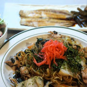 ■２９日夜麺セット【焼きそば／ニシン焼き・蕗煮／生野菜／畑採り絹サヤと乾燥海苔の味噌汁】