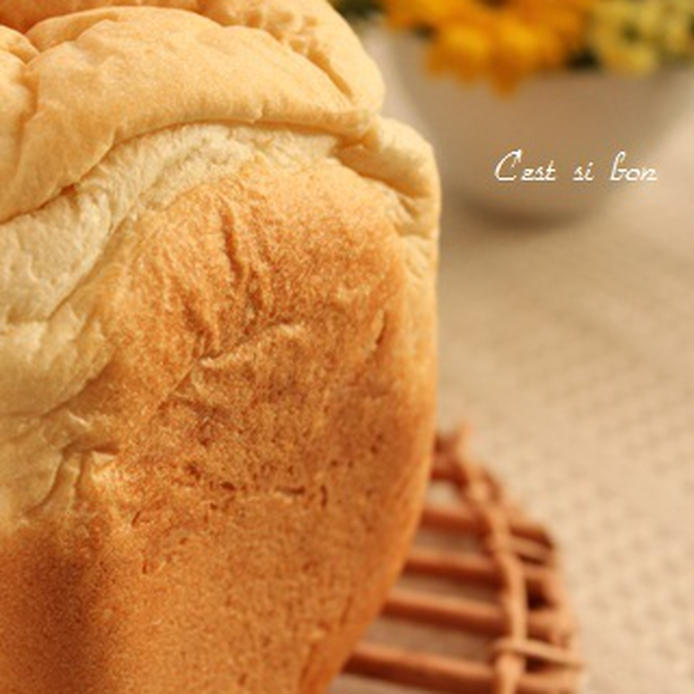 木製のケーキクーラーに置いて冷ましている焼きたての食パン