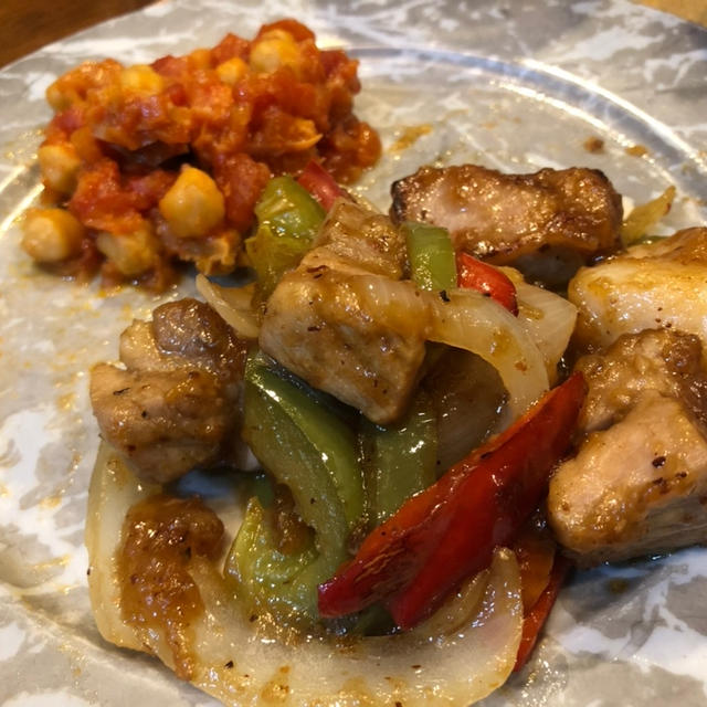 トリッパと酢豚に久原 あごだしつゆが合う　ひよこ豆久々に煮ました