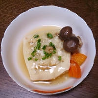 もめん美人で・・・豆腐カップの豆腐乗せ。なんのこっちゃ！？