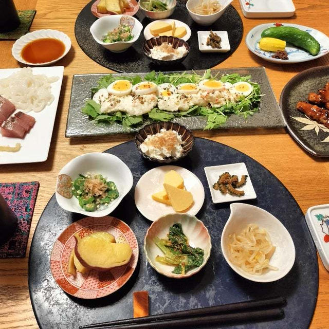 焼き鳥、刺盛り、ポテトサラダと小鉢7品で晩酌