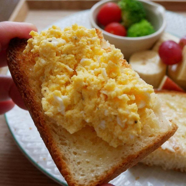 スクランブルエッグトーストの朝ごはん#本日のおうちごはん